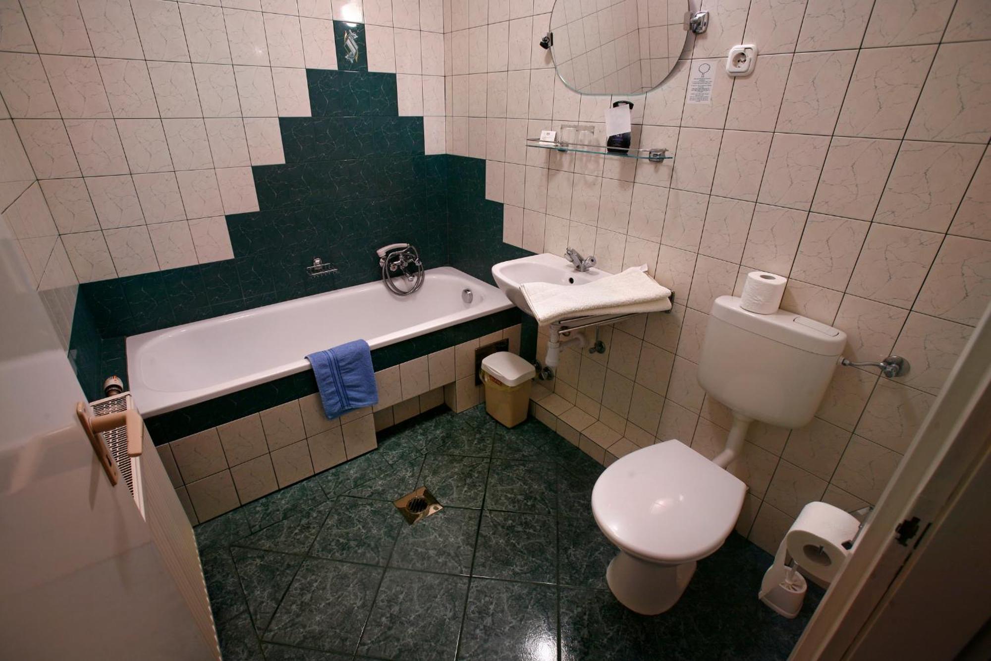 Keszi Panzio Hotell Budakeszi Eksteriør bilde