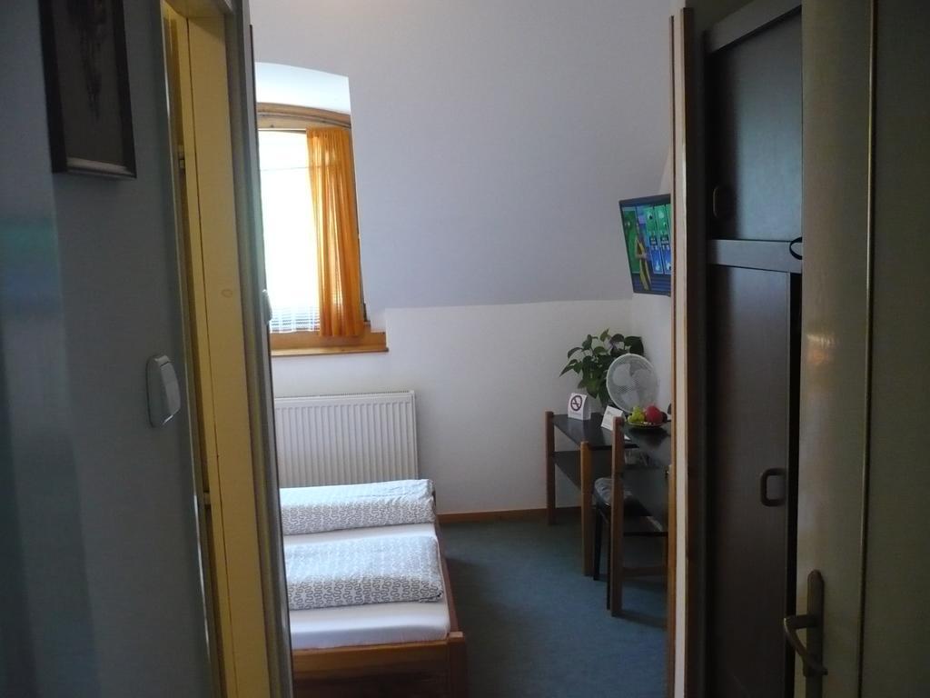 Keszi Panzio Hotell Budakeszi Eksteriør bilde